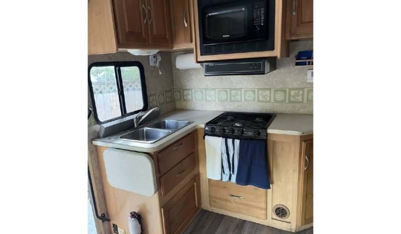 
								2007 Four Winds Chateau 31F full									