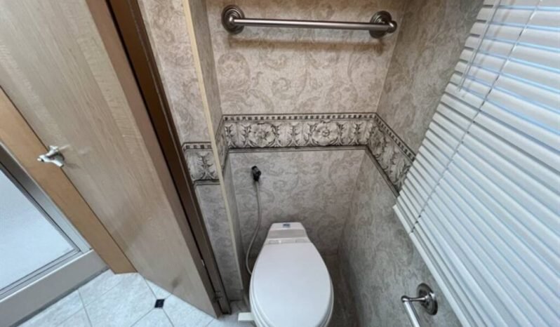 
								2005 National Tropical 370LX full									