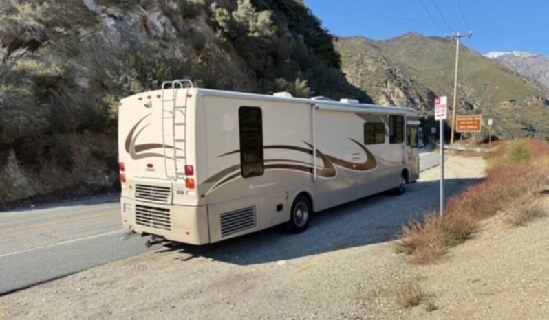 
								2003 Winnebago Journey 39W full									