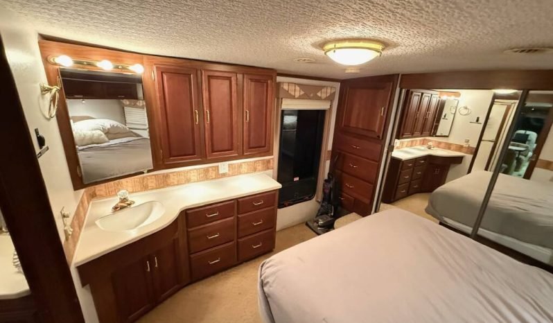 
								2003 Winnebago Journey 39W full									
