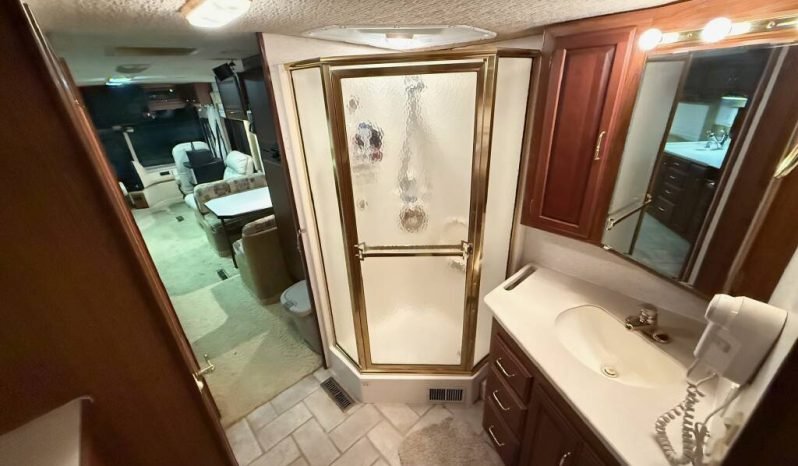 
								2003 Winnebago Journey 39W full									