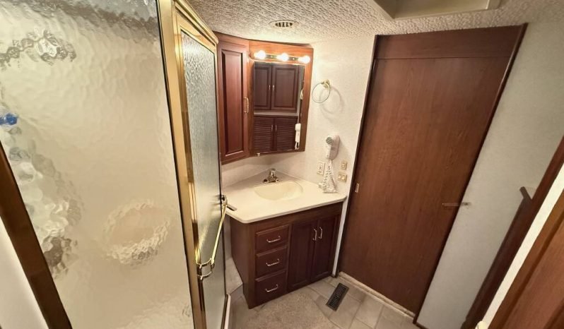 
								2003 Winnebago Journey 39W full									