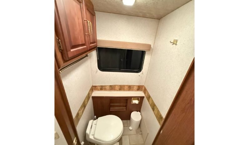 
								2003 Winnebago Journey 39W full									