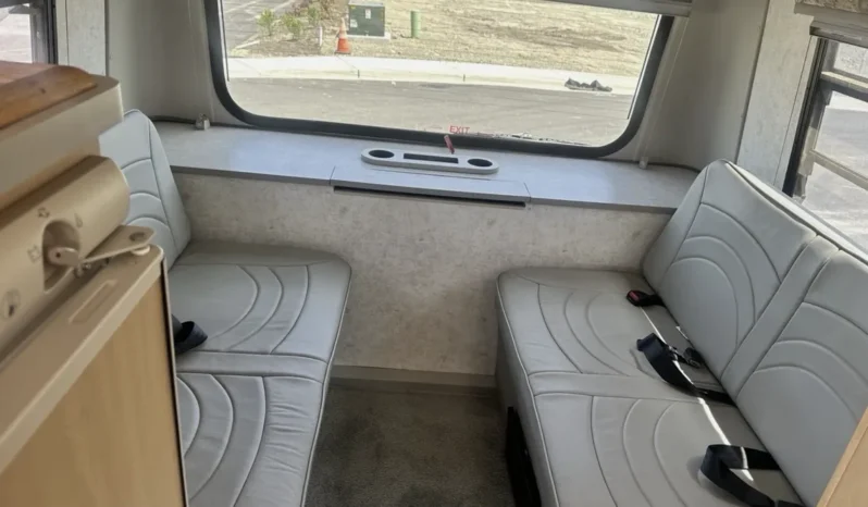 
								2004 Winnebago Rialta Rv Class B full									