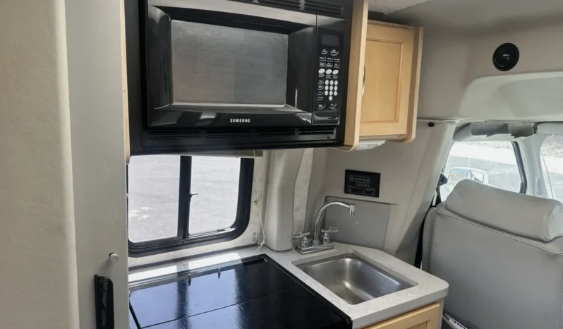 
								2004 Winnebago Rialta Rv Class B full									